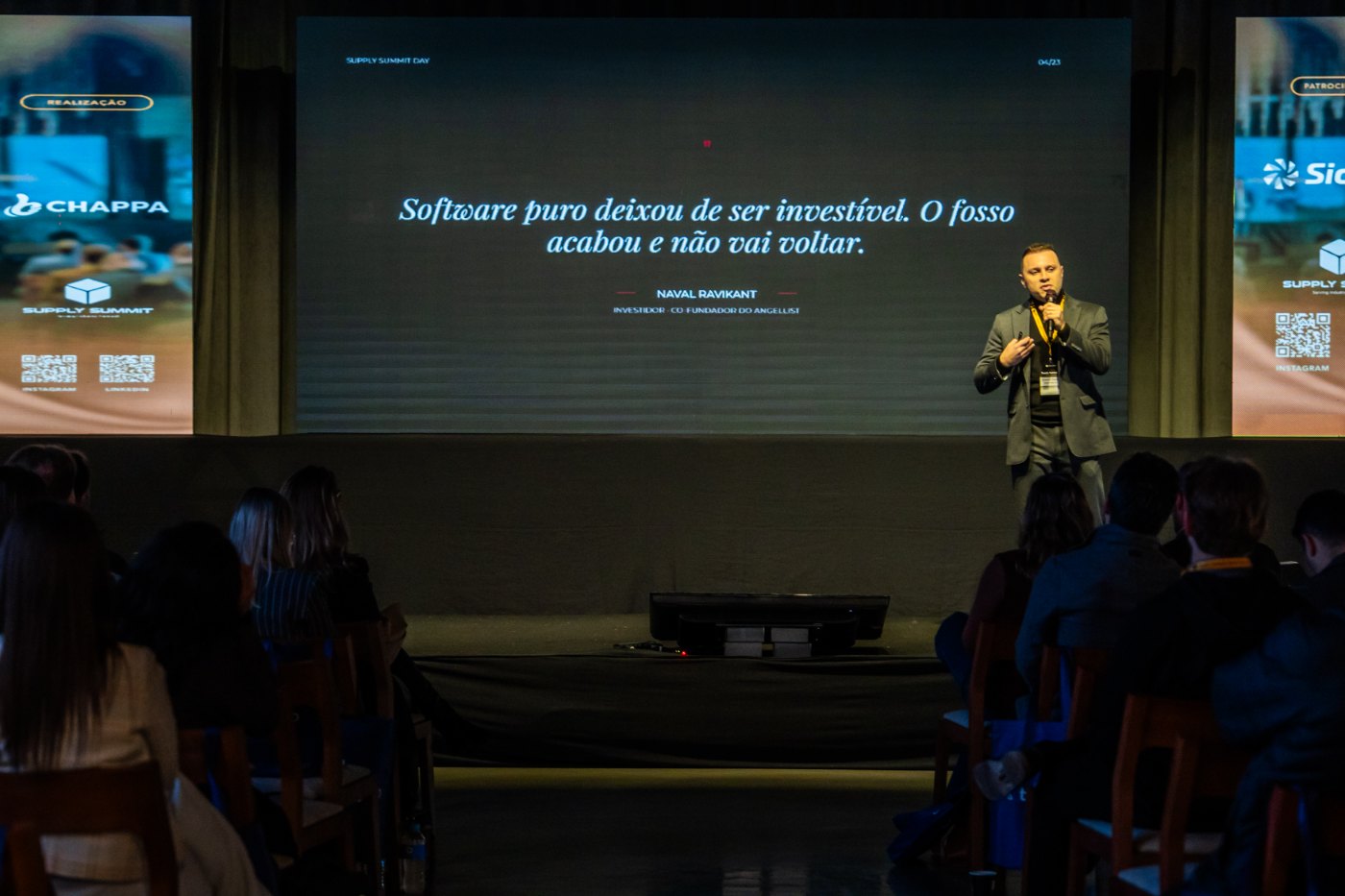 Gustavo no palco do Supply Summit 2026 diante da plateia