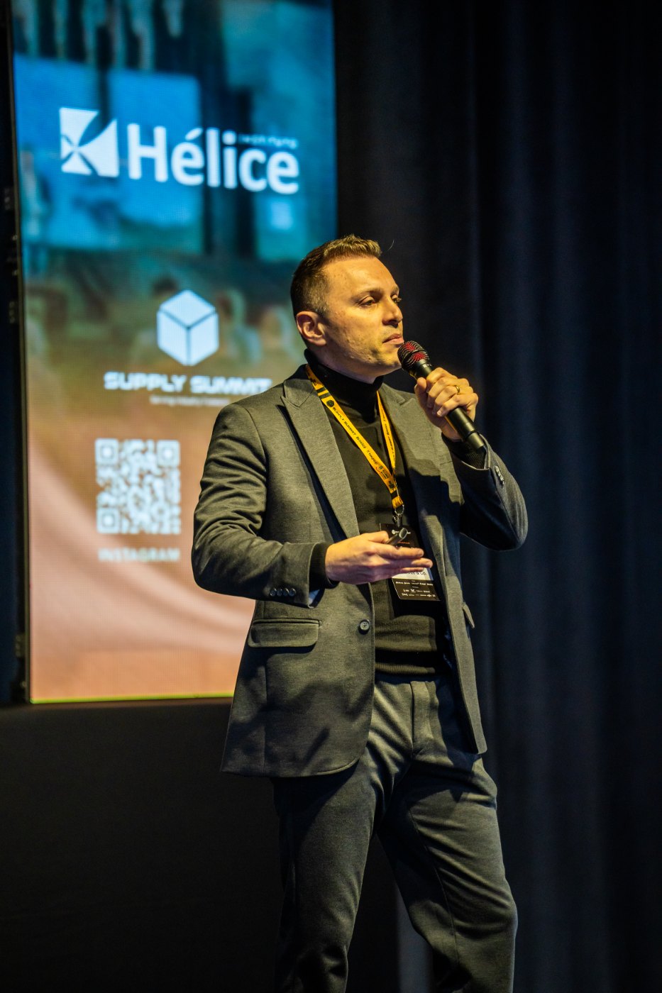 Gustavo falando ao microfone no Supply Summit 2026